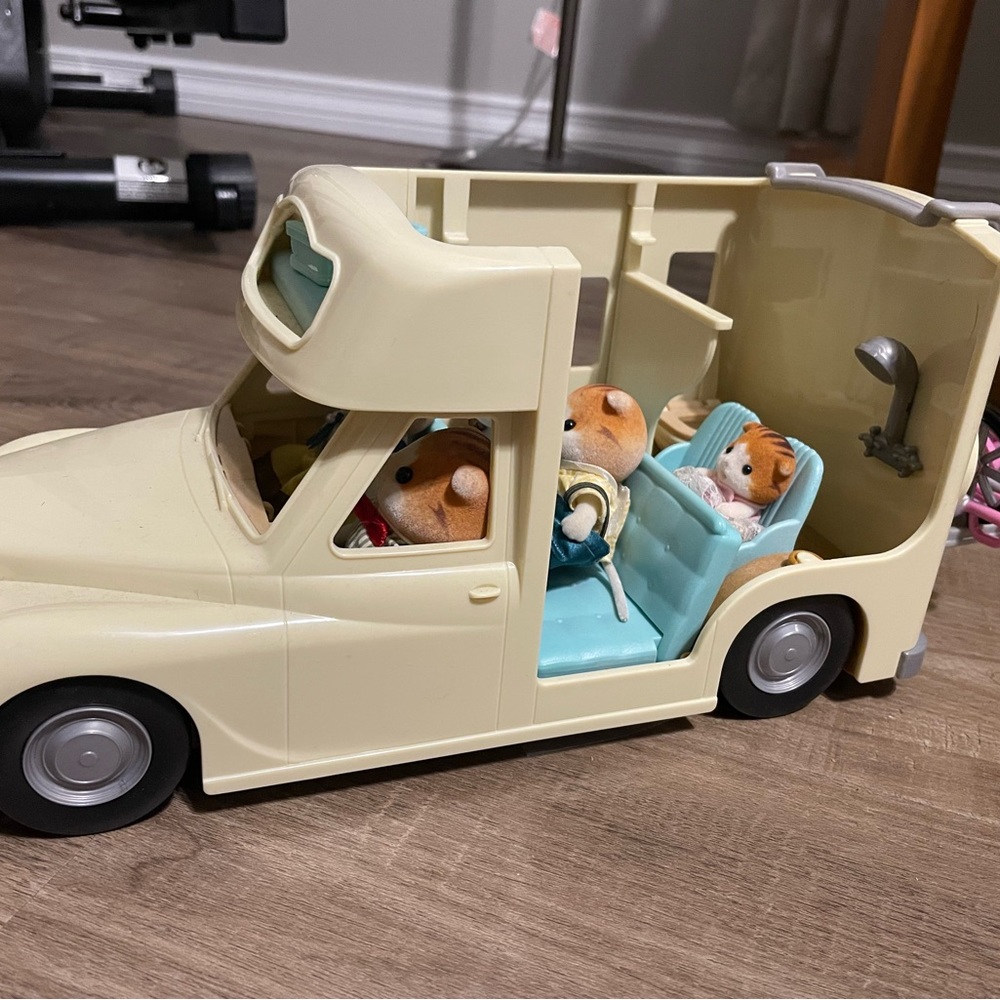 Calico Critter Hot Air Balloon and Camper Van with two families